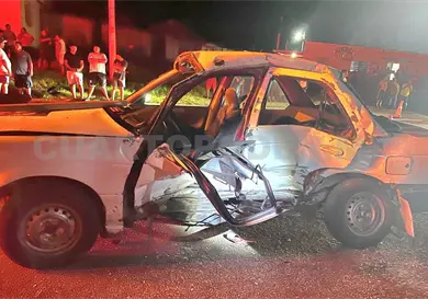 Aparatosa colisi&oacute;n deja un herido y severos da&ntilde;os