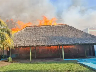 Incendio arrasa con palapas y viviendas