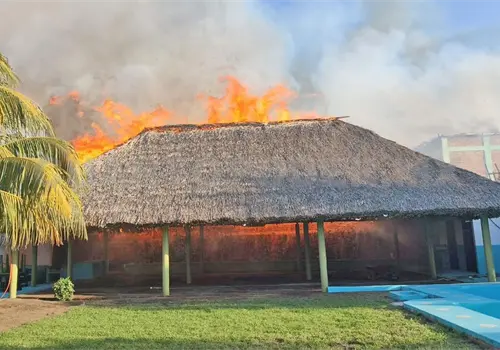 Incendio arrasa con palapas y viviendas