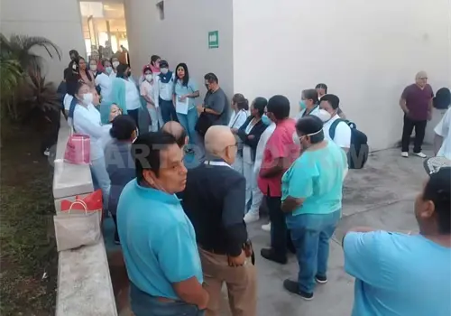 Colapsa red de drenaje en hospital y exigen soluci&oacute;n