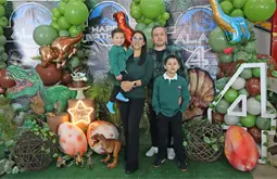 Alan disfruta fiesta jur&aacute;sica