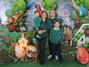 Alan disfruta fiesta jur&aacute;sica