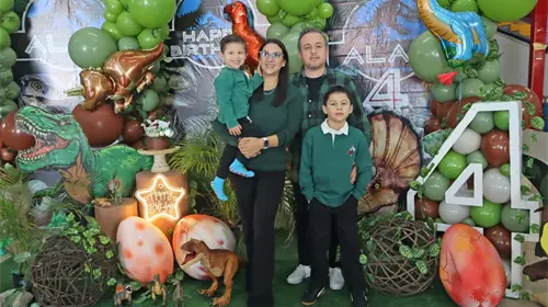 Alan disfruta fiesta jur&aacute;sica