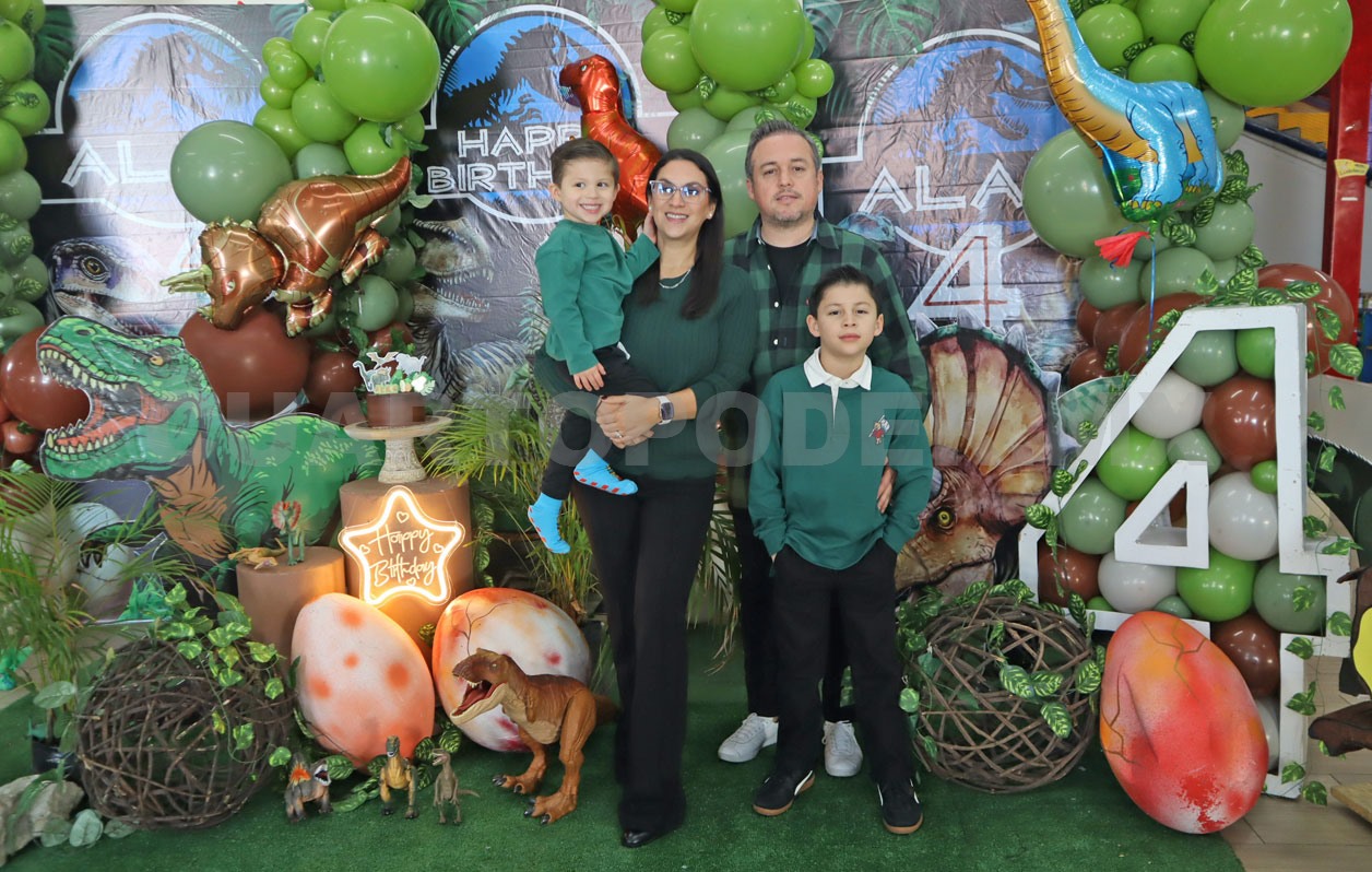 Alan disfruta fiesta jurásica