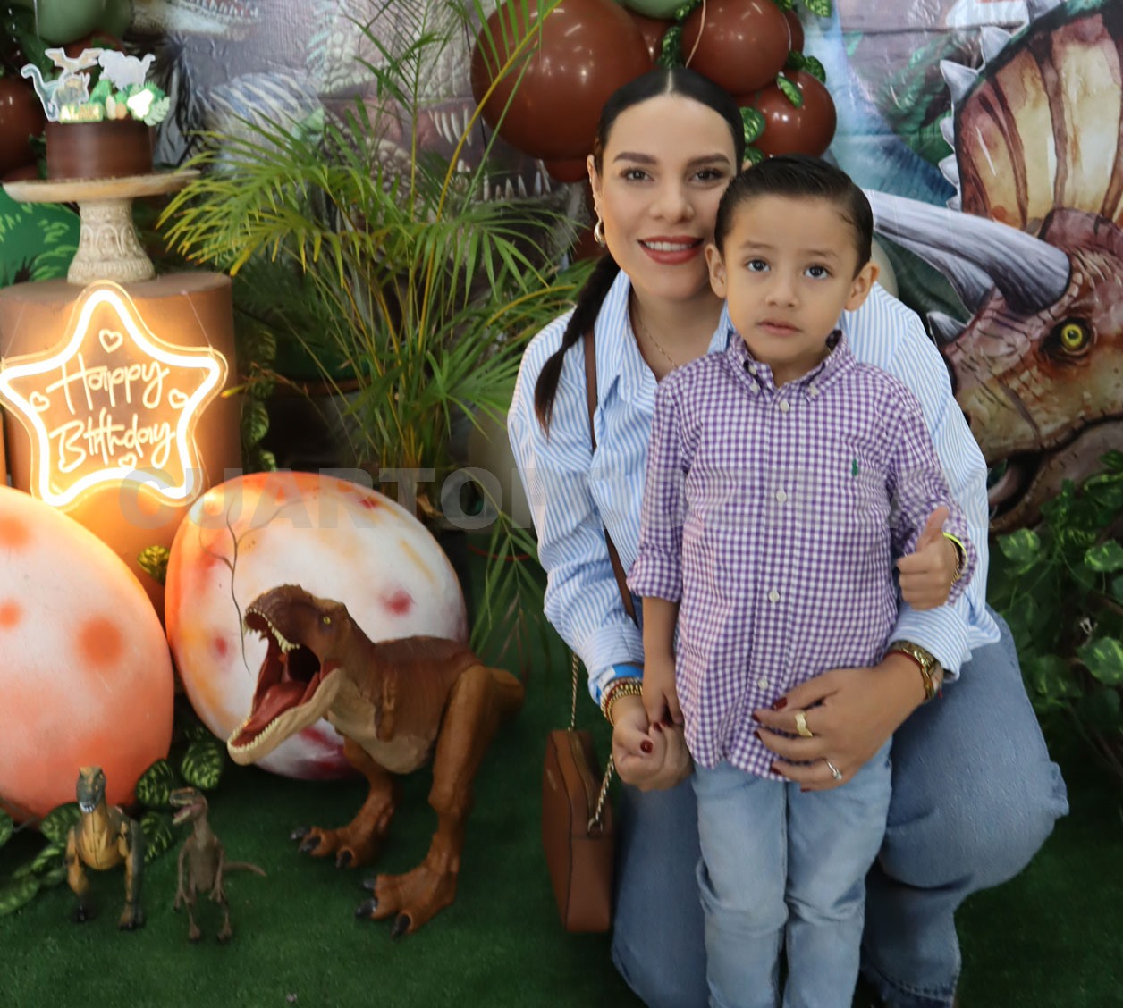 Alan disfruta fiesta jurásica