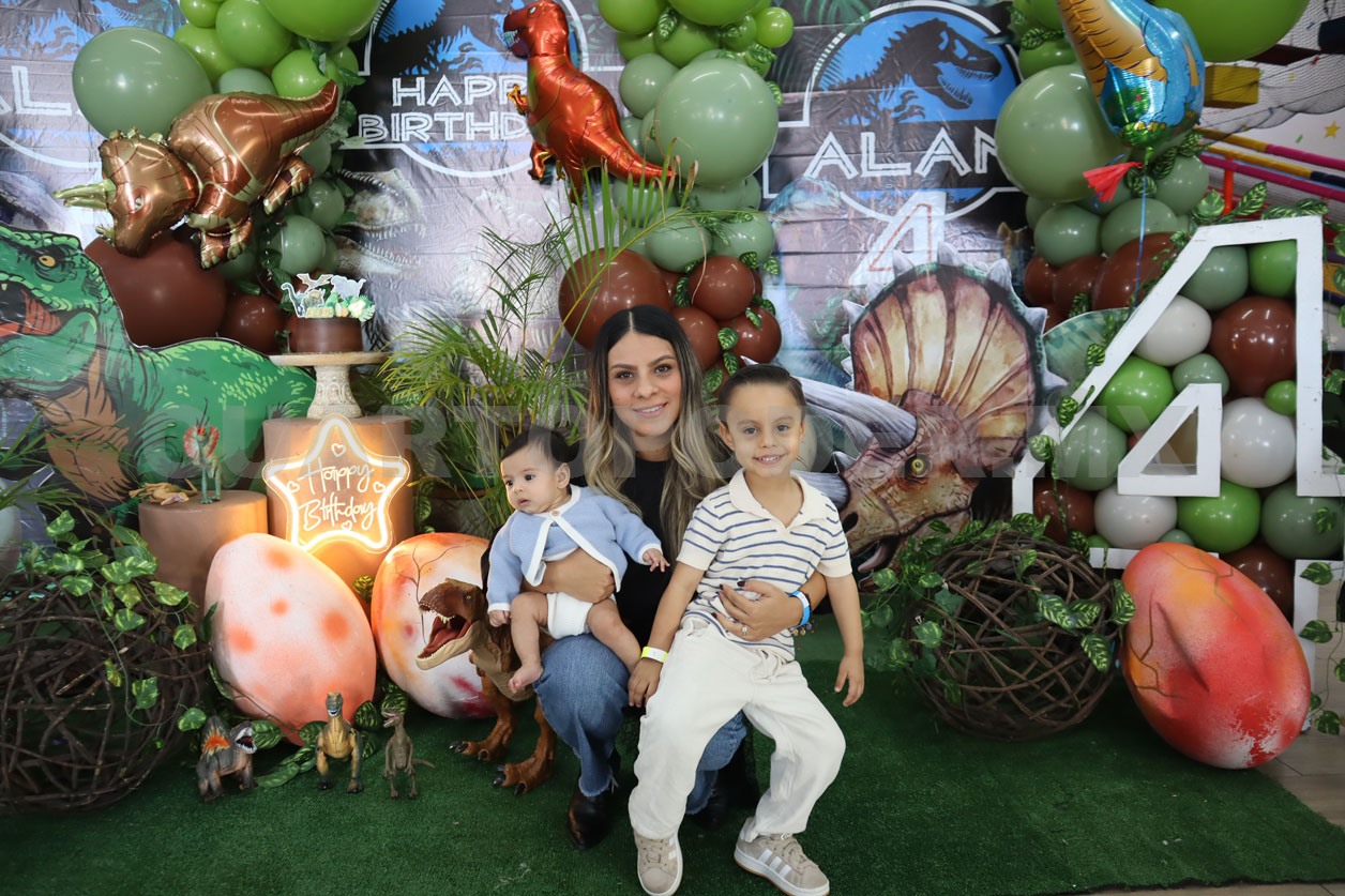 Alan disfruta fiesta jurásica