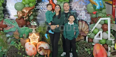 Alan disfruta fiesta jur&aacute;sica