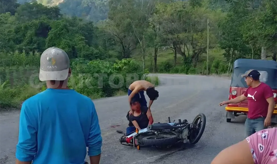 La motocicleta quedó tendida sobre la carretera luego del derrape a la altura del ejido Arroyo Palenque. Genaro Sánchez / CP