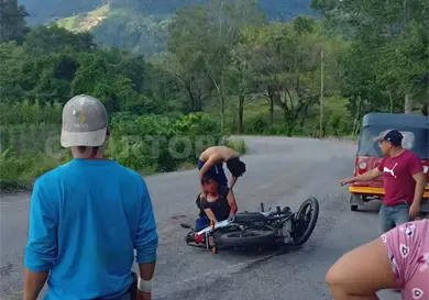 Resultan graves al derrapar en su moto