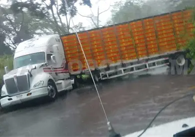 Trailero sale ileso al accidentarse en curva