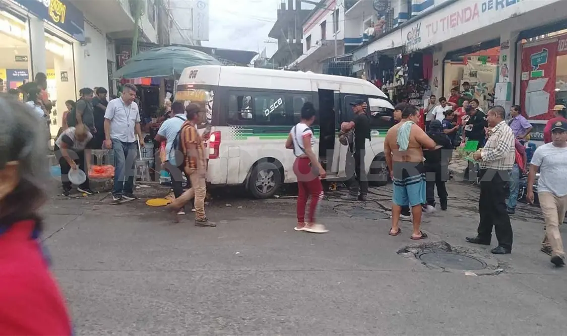 El colectivero no pudo controlar la combi porque le fallaron los frenos. Víctor Sánchez / CP