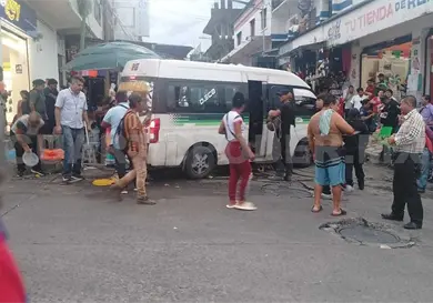 Colectivo sin frenos embiste ambulantes