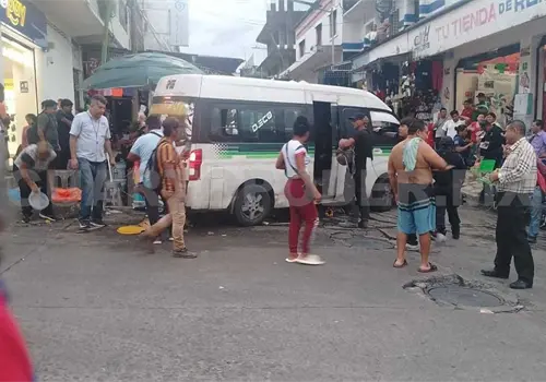 Colectivo sin frenos embiste ambulantes