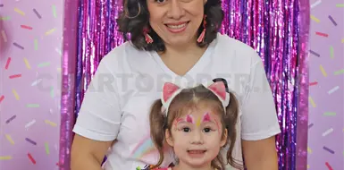 Victoria festej&oacute; con amigos