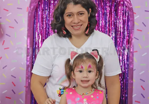 Victoria festej&oacute; con amigos