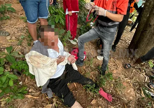 Lo rescatan con vida tras caer en un pozo