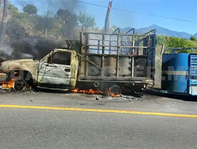 Arde en llamas cami&oacute;n ganadero por cortocircuito
