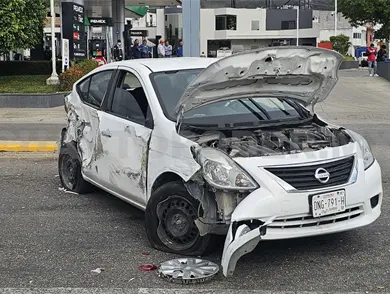 Sufre ataque epil&eacute;ptico y provoca carambola