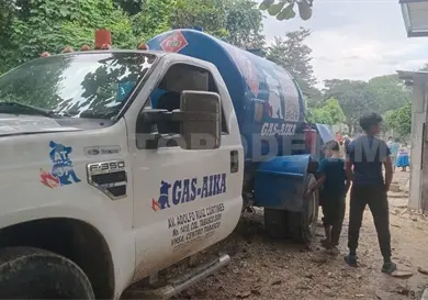 Choca contra pipa de gas en comunidad