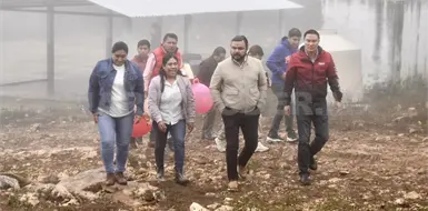 Entregan libros y recursos materiales a estudiantes