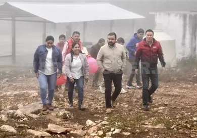 Entregan libros y recursos materiales a estudiantes