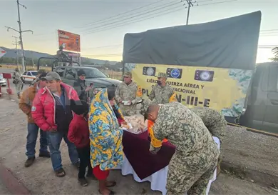 Militares regalan caf&eacute; y pan afuera de hospital