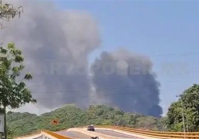 Humo por incendio de basurero cubre Tapachula