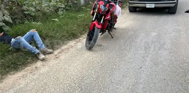 Motociclista arrolla a mujer al cruzar la calle