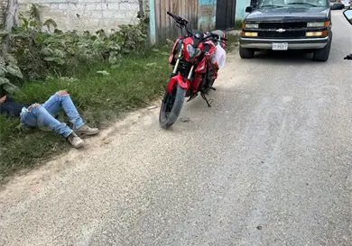 Motociclista arrolla a mujer al cruzar la calle