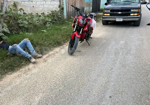 Motociclista arrolla a mujer al cruzar la calle