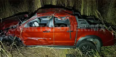 Funcionaria de Uni&oacute;n Ju&aacute;rez muere al volcar