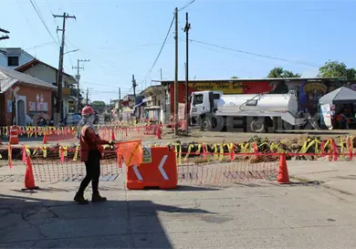 Cierran calles del centro por construcci&oacute;n de v&iacute;as