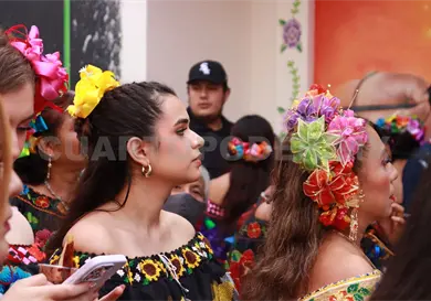 Chiapanecas embellecen la fiesta