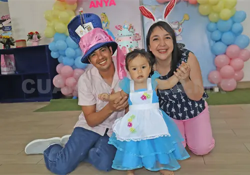 Anya en el Pa&iacute;s de las Maravillas