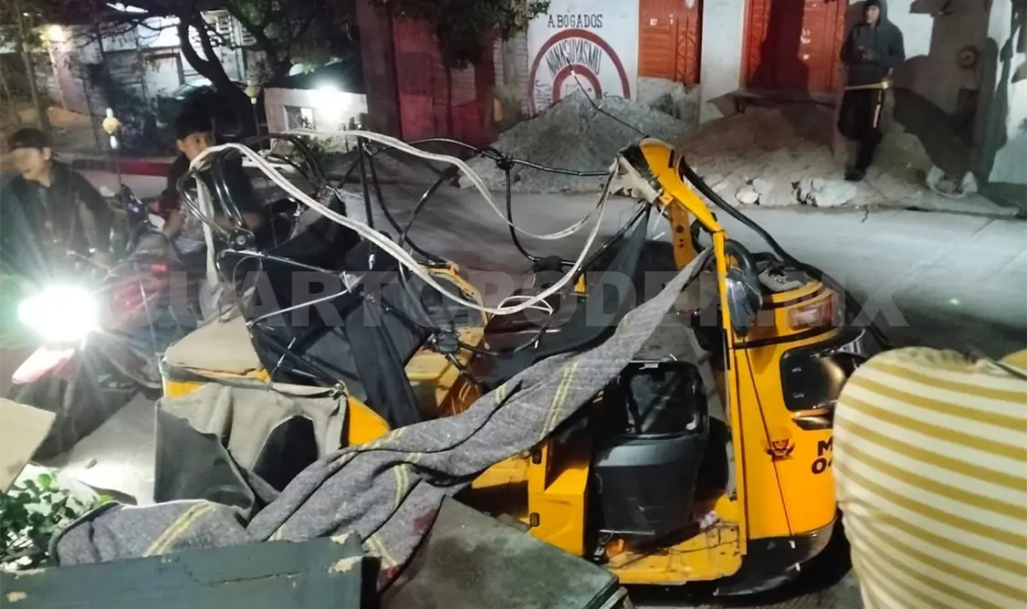 El mototaxi volcó sobre el buelvar que divide a las colonias Independencia 2000 y Plan Chiapas. Ulises Villalobos / CP