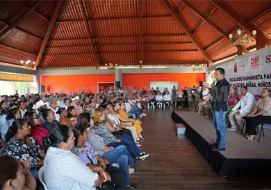 Present&oacute; Llaven Abarca el Dec&aacute;logo Humanista