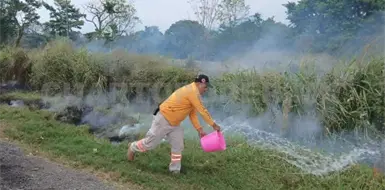 Combaten incendio solo a "cubetazos"