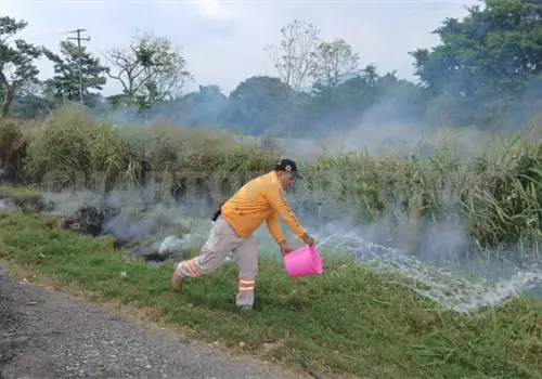 Combaten incendio solo a "cubetazos"