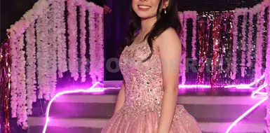 Hannia vive su gran d&iacute;a en familia