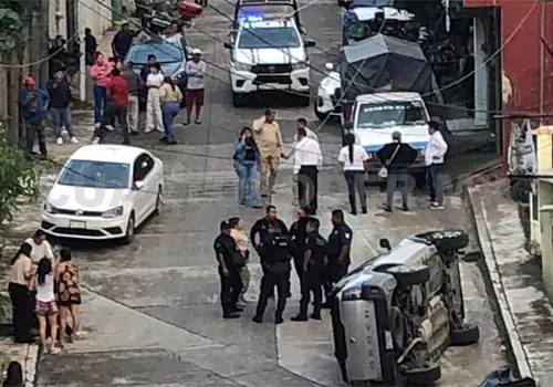 Excede la velocidad y termina volcando