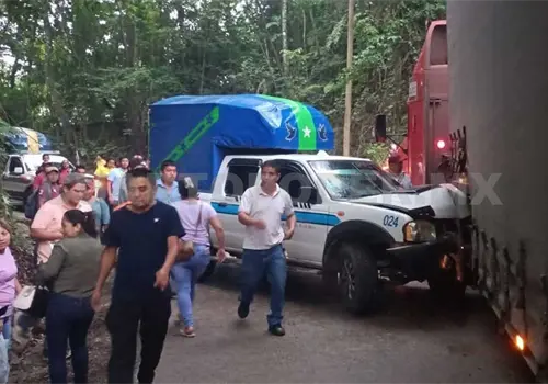 Se incrusta en tr&aacute;iler en zona de curvas