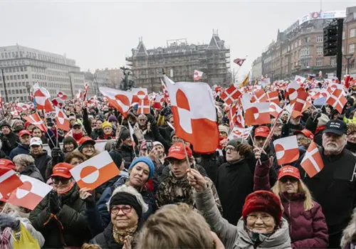 Miles de personas protestan en Groenlandia y Dinamarca