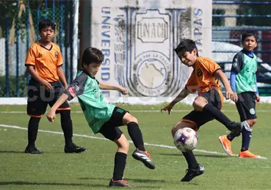 Le&oacute;n Filial manda en el grupo B