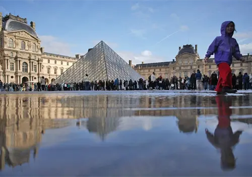 Critican alza de precios en Louvre