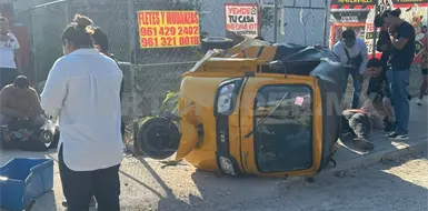 Chocan mototaxi y moto en esquina de bulevares