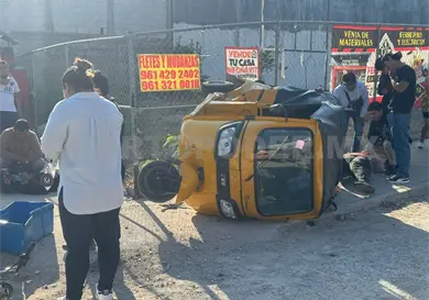 Chocan mototaxi y moto en esquina de bulevares Chocan mototaxi y moto en esquina de bulevares