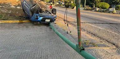 Vuelca automovilista y derriba una luminaria