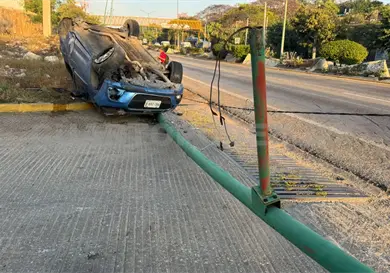 Vuelca automovilista y derriba una luminaria Vuelca automovilista y derriba una luminaria