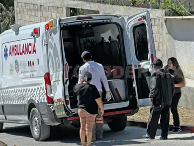 Adulta mayor se fractura al resbalar en su casa