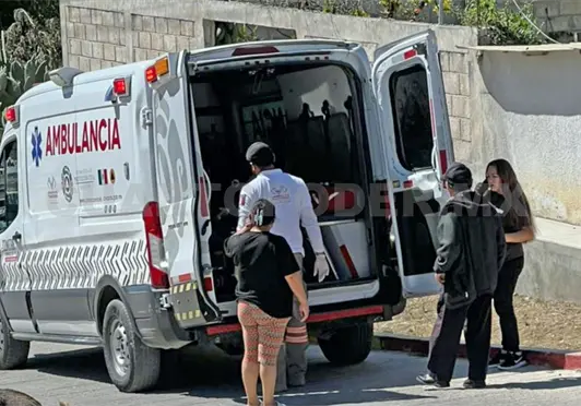 Adulta mayor se fractura al resbalar en su casa